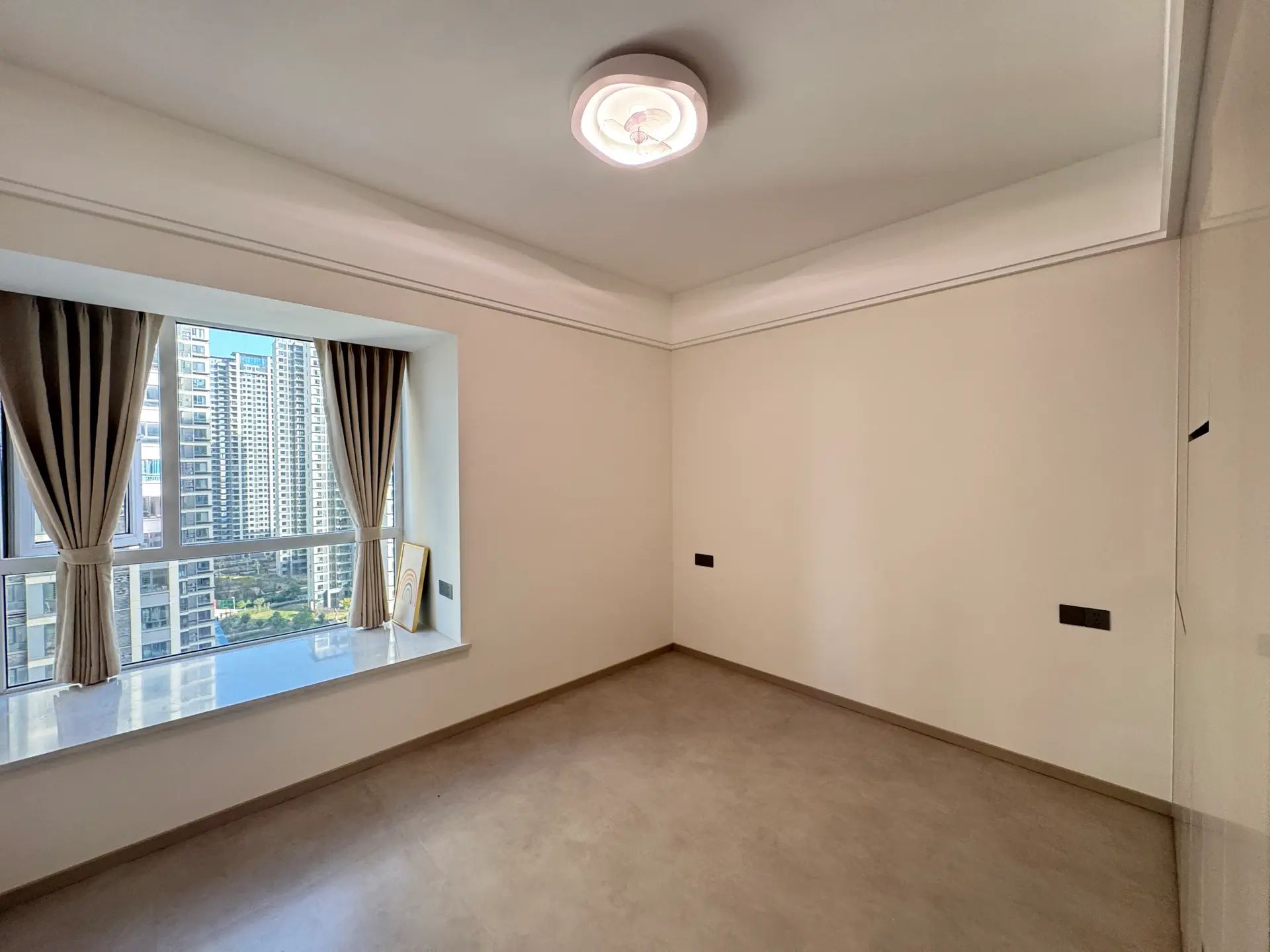 城西，风和日丽，精装四房，送一个地下车位，中间楼层，实小，仙桃三中，南北通透