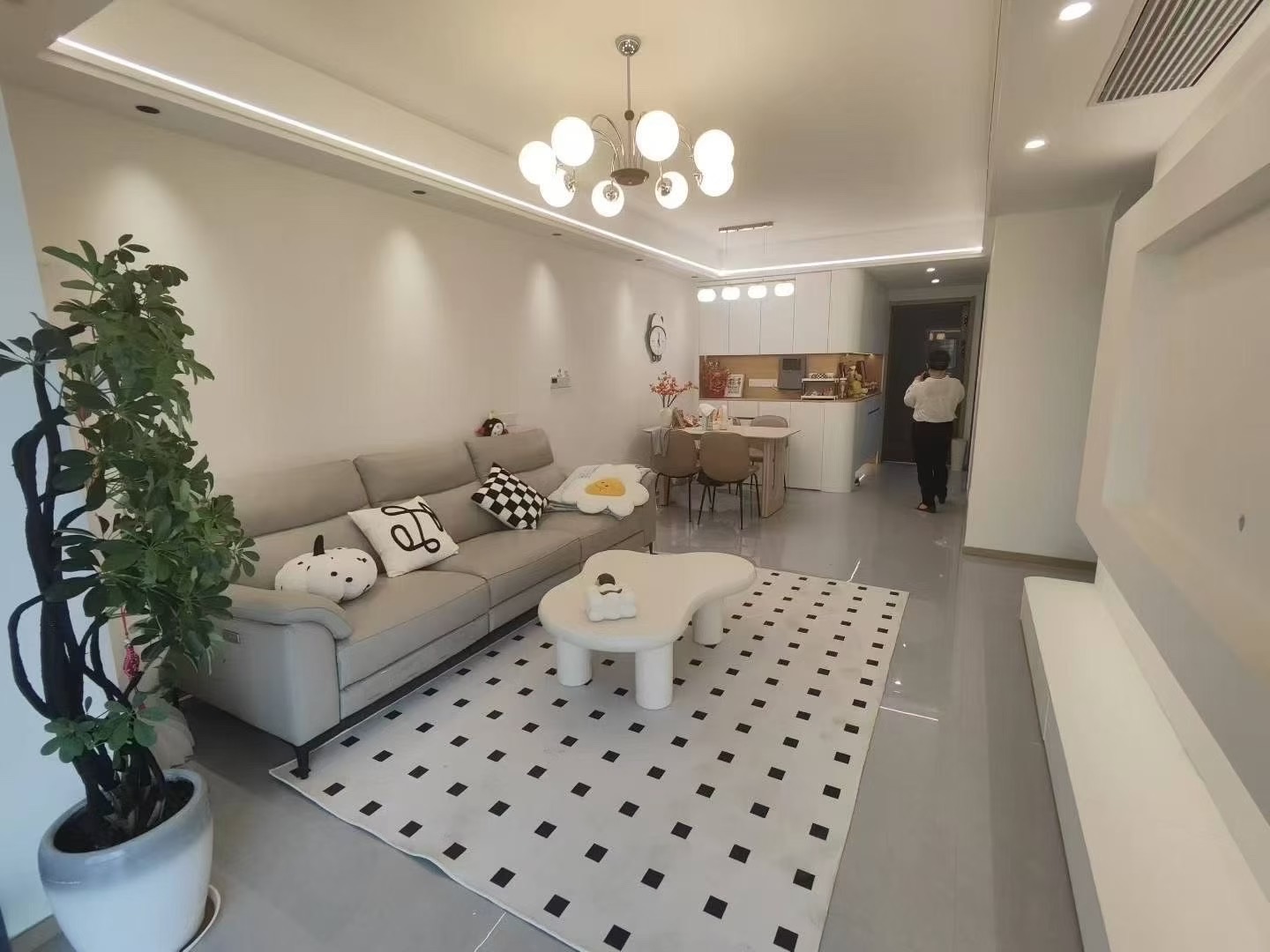 城南，吾悦华府，精装修三房二厅二卫，房东急售，好楼层，大阳台，拎包入住