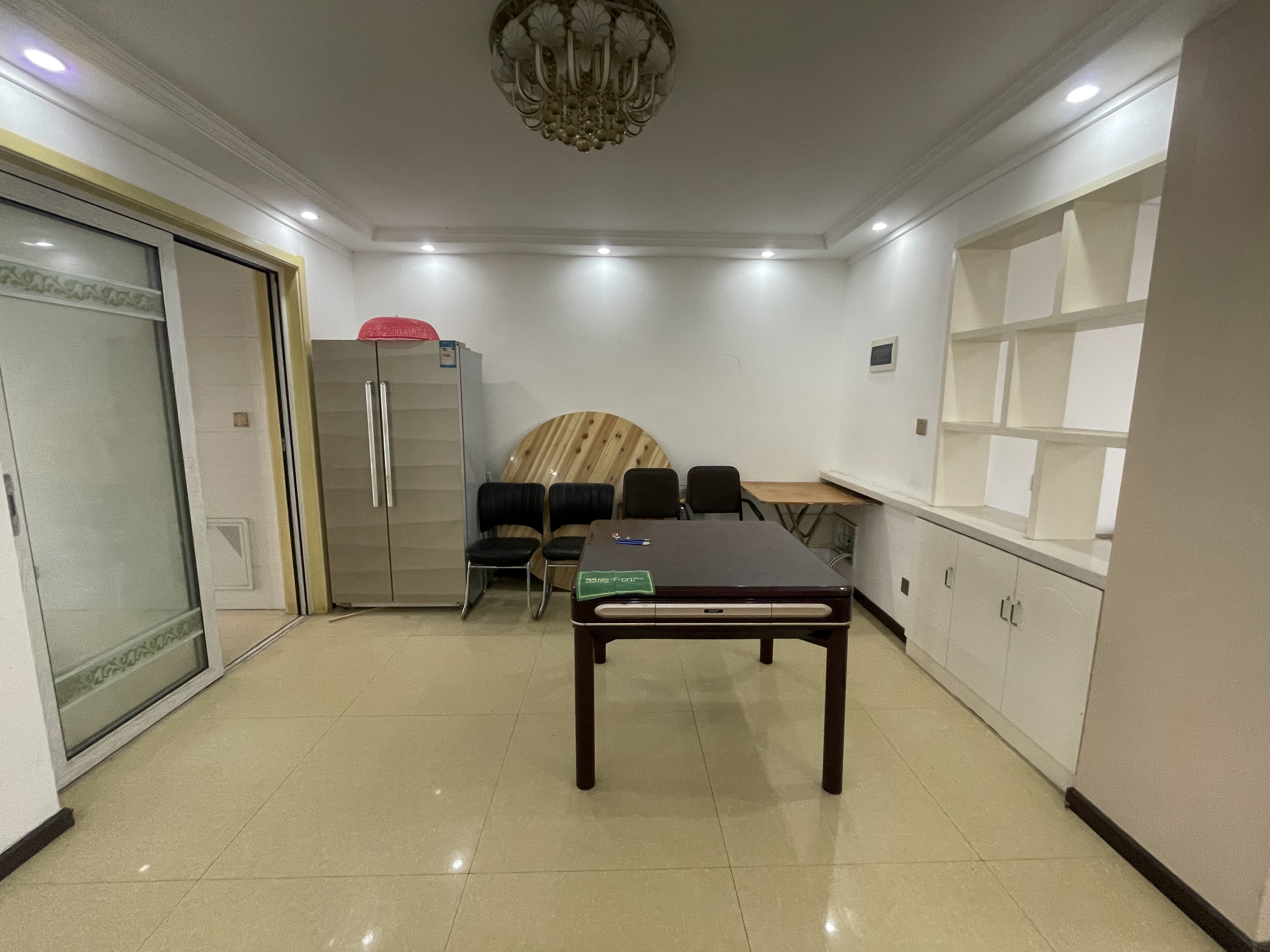 恒迪建材市场大三房拎包入住方便看房家里保养的很好