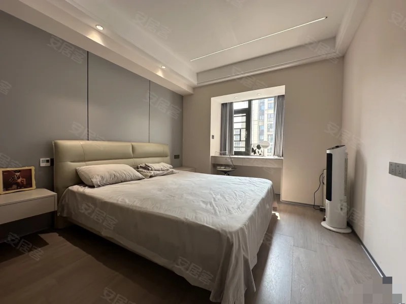 吾悦广场旁，蓝天新城，几乎全新，精装三房，全屋品牌装修，好楼层，证满二