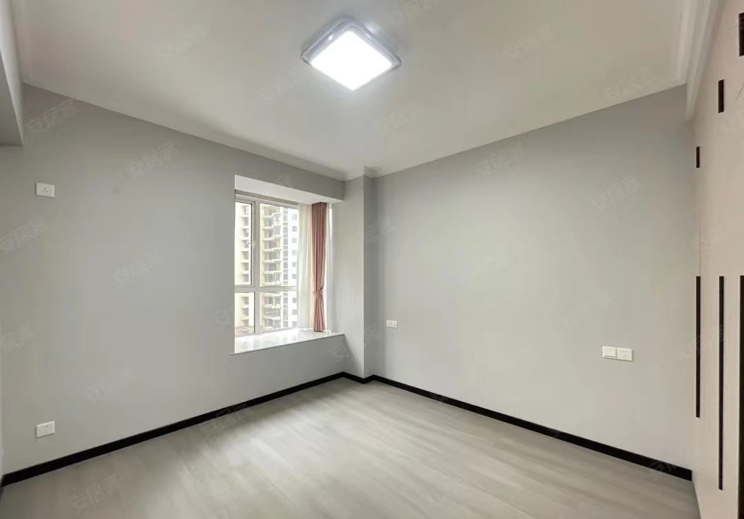 75，降价了，电梯小高层，全新精装3房， 前后无遮挡， 采光视野好， 婚房必选！