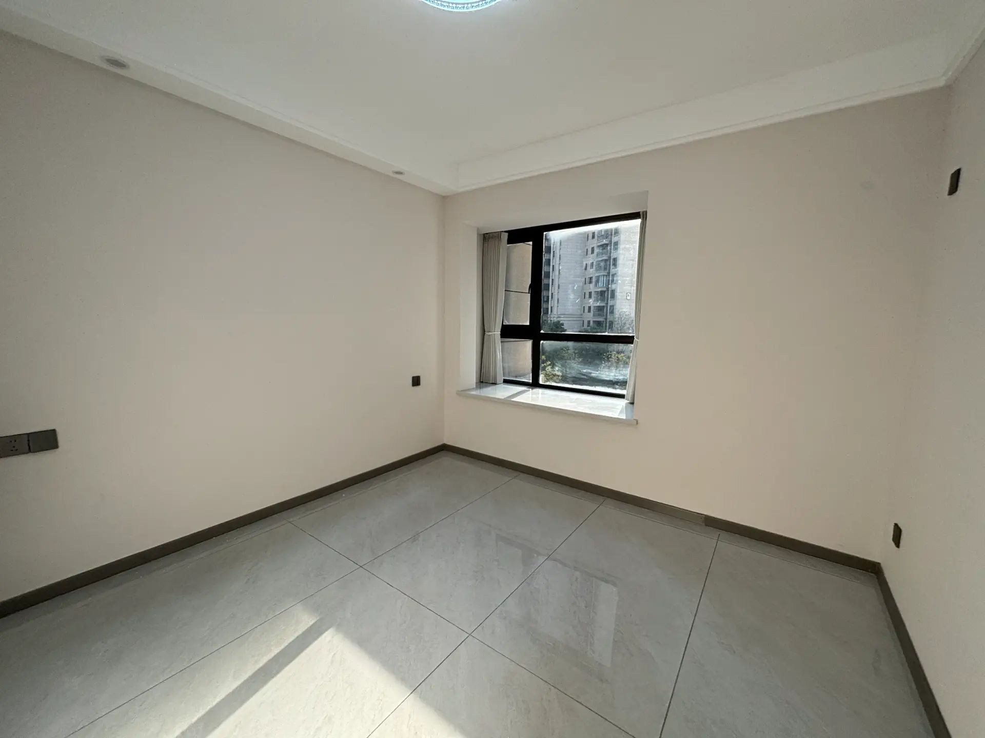 城南，沔街旁御湖世家，单价5字头，送地下车位，证满二年，业主诚心出售