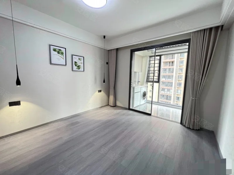 急售，吾悦旁，精装三房两卫，电梯8楼，朝阳xiao学元泰三中。一天未住