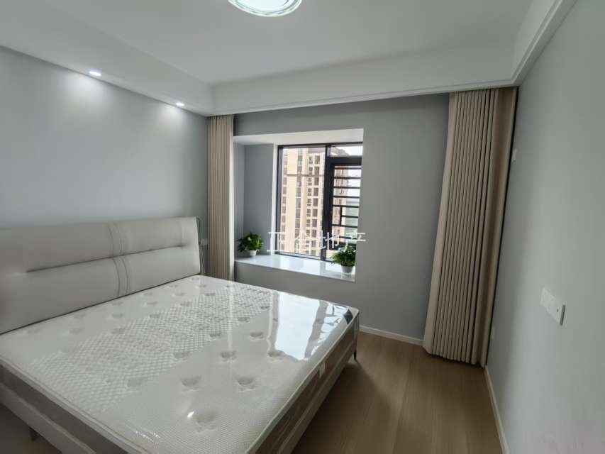 城南新区，蓝天新城，精装3房2卫，好楼层22楼，全新装修，证满2年，送车位