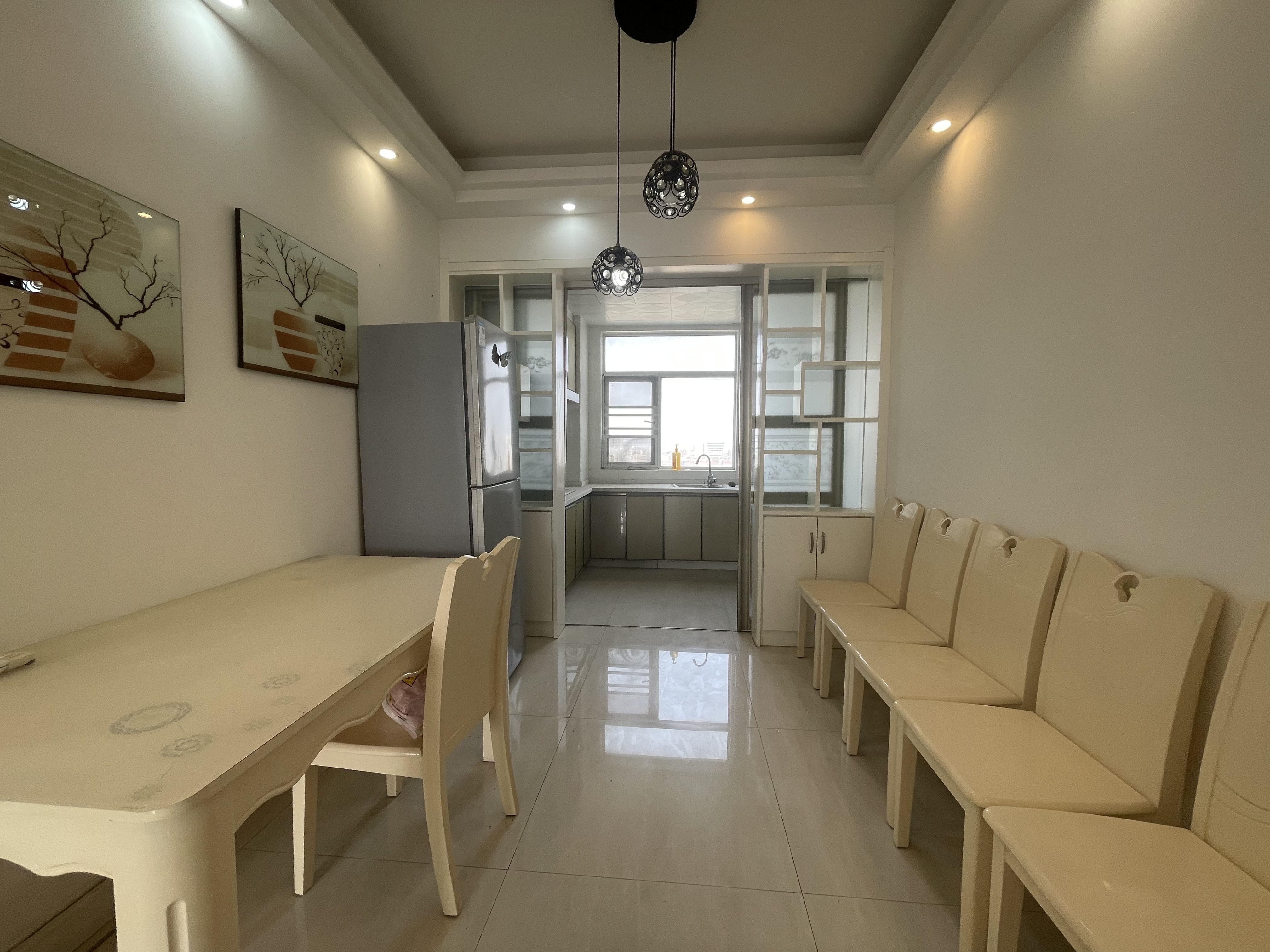 新城壹号新街3室2厅2卫精装修保养完好优价出售！