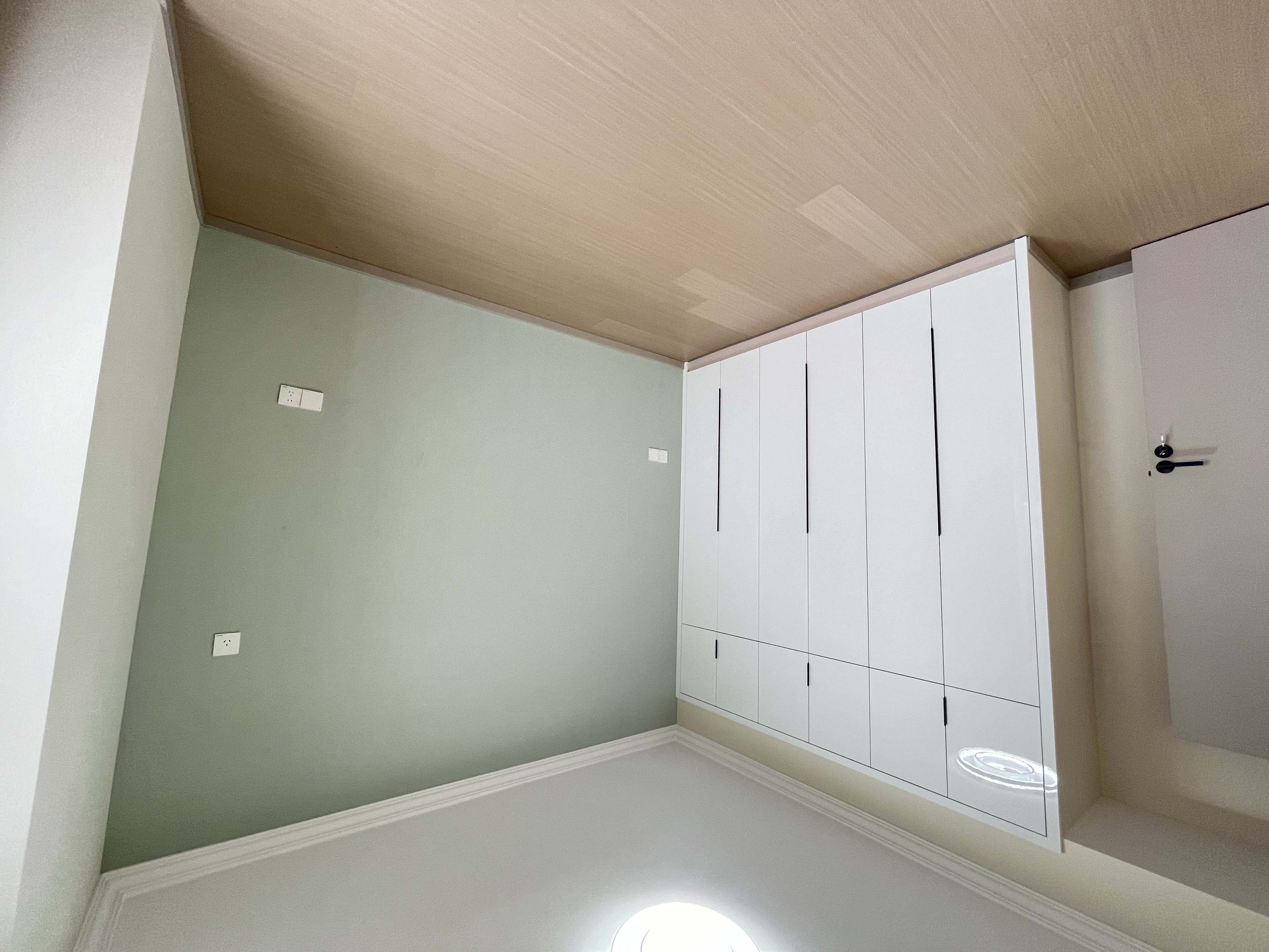 仙桃‮城商‬旁，全新装修3房​，三中，实验‮学小‬队口​，电梯11楼，手付1W带走