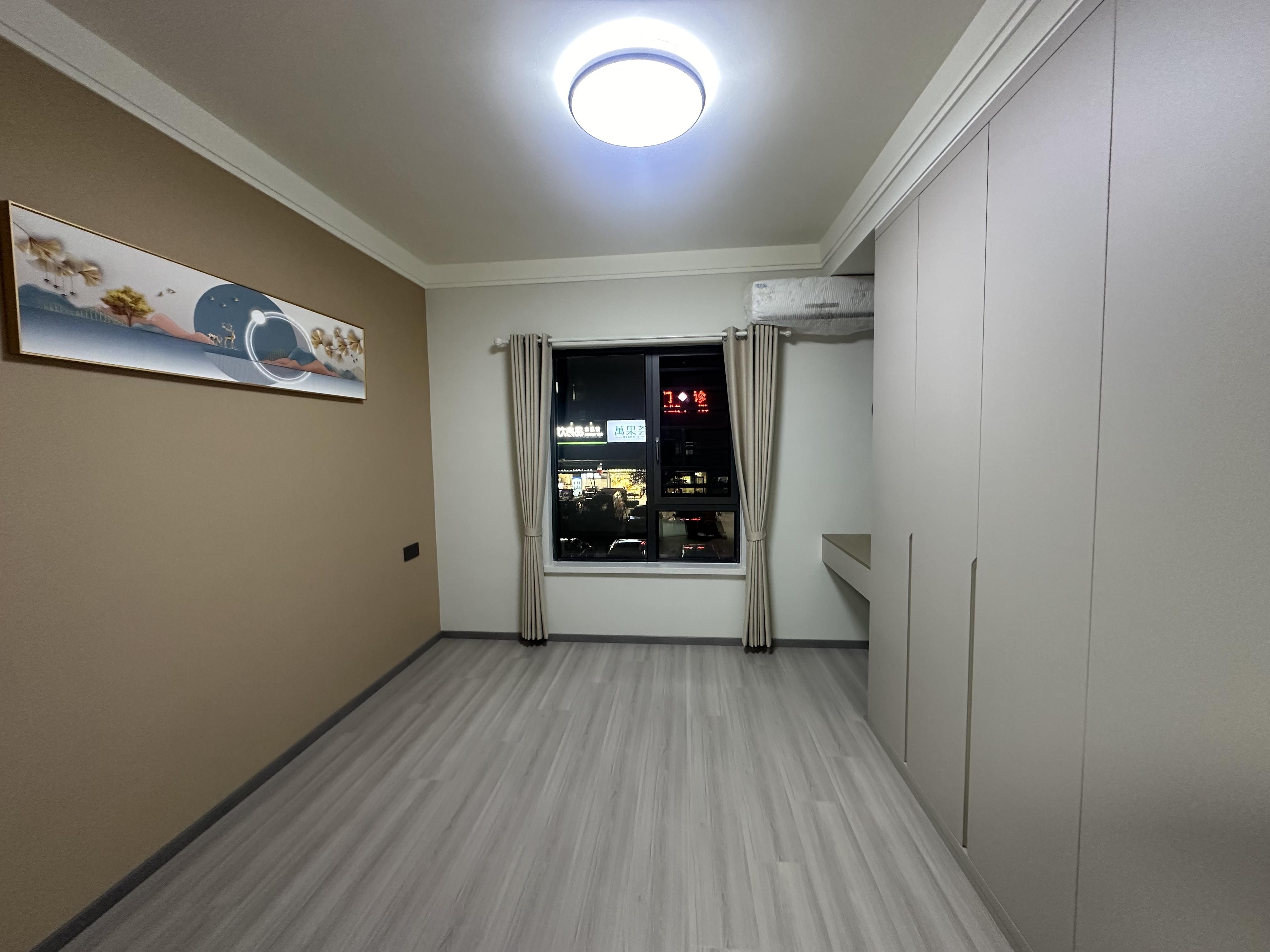 满庭春3室2厅2卫全新装修家具家电都配上了，拎包即住！