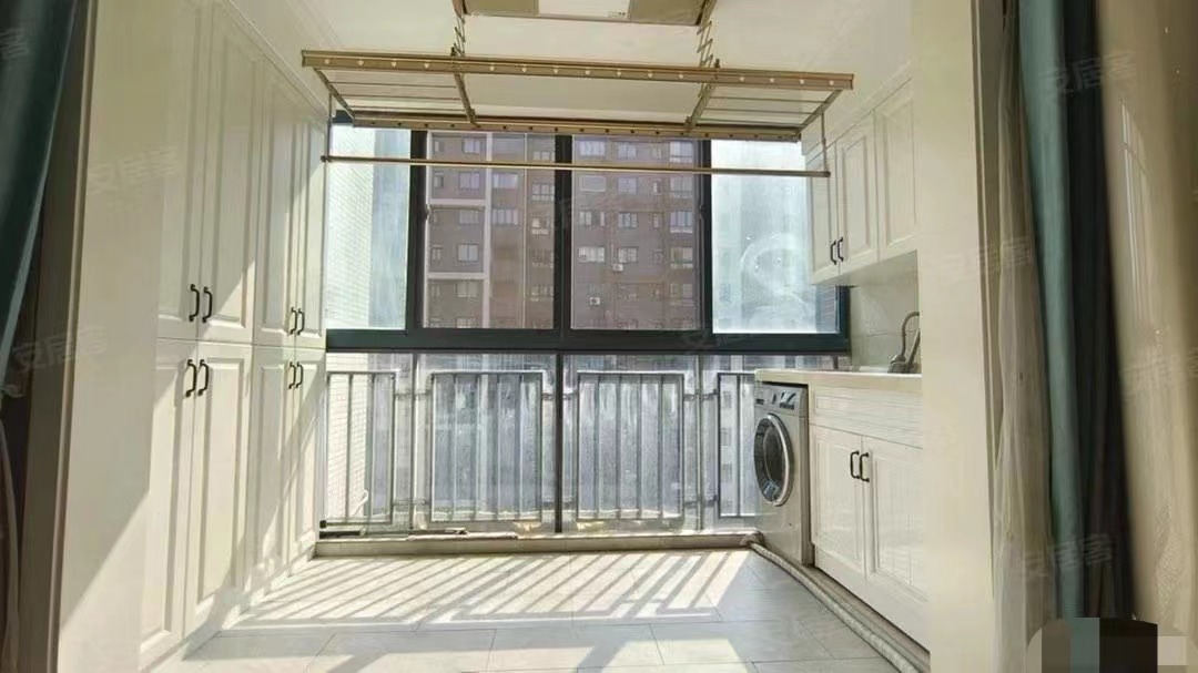 30，仙桃xiao学旁，精装三房，家电家具全送，证件满二，电梯中间楼层