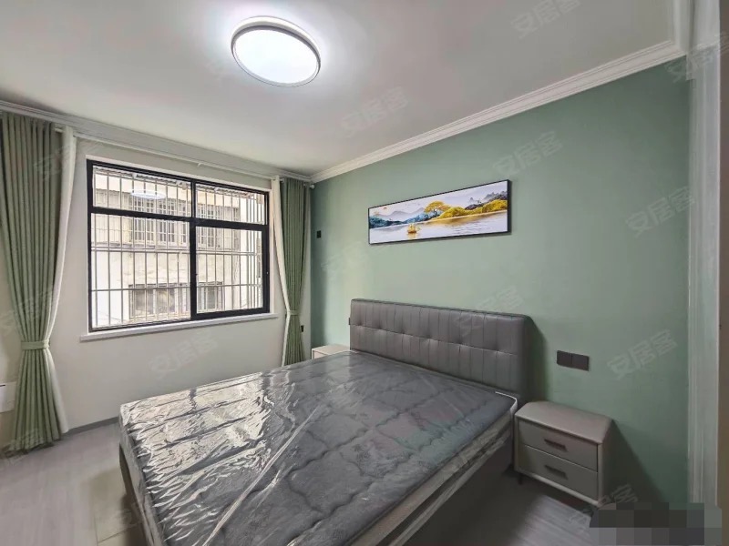 降价了，沔阳xiao学老二中，步梯2楼，全新装修大三房，单价3千多，证满五，旁边就是步行街和武商