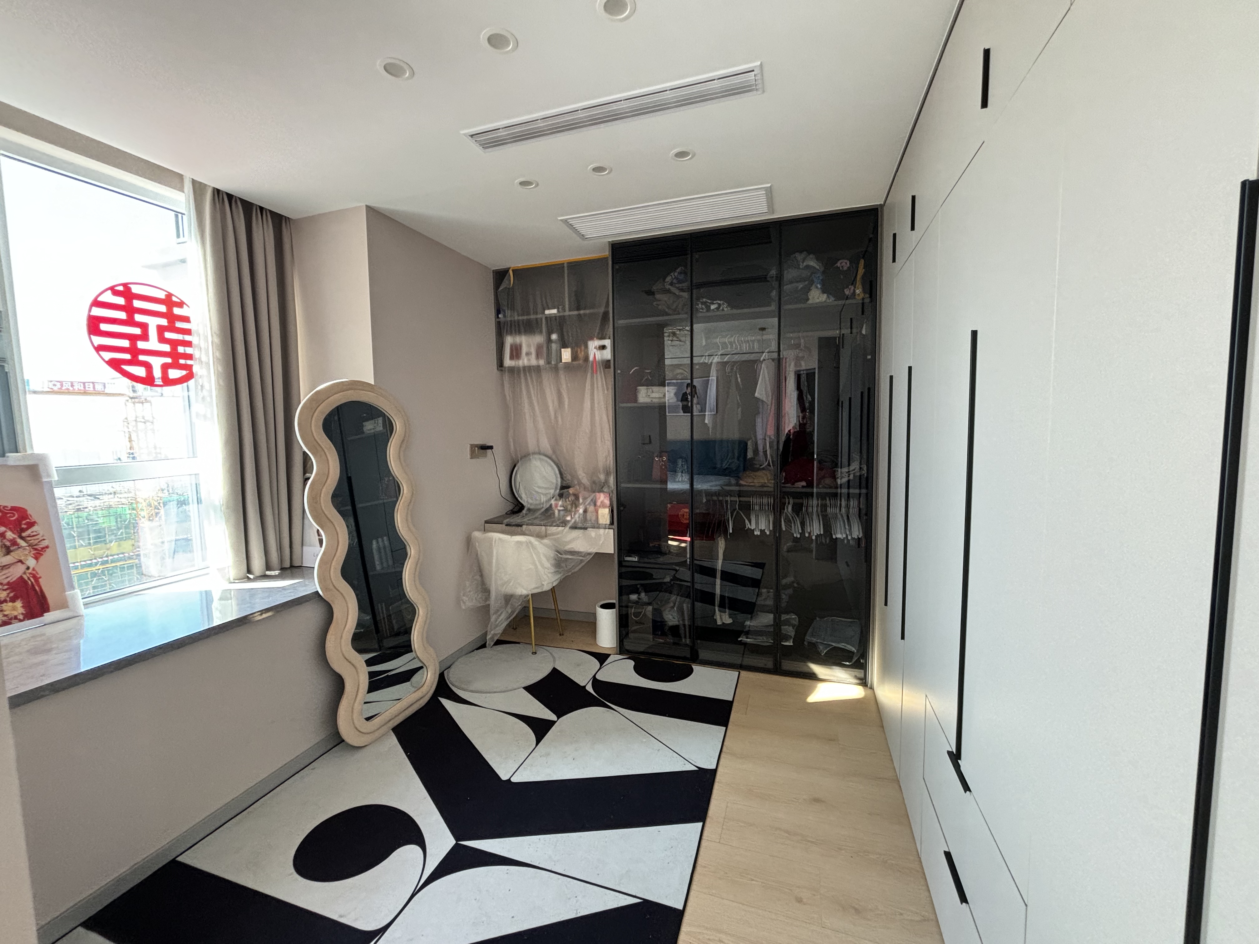 风和日丽.全新品牌装修三房.出门就是學笑.看房方便