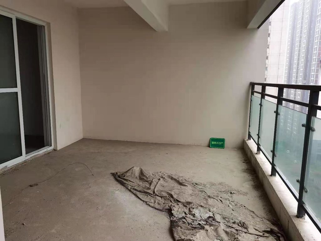 福星城，毛坯大三房，户型方正， 高中都在旁边，楼层超好！