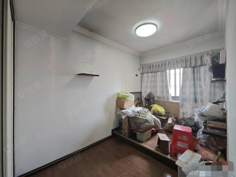 急售，商城附近，老三中旁，单价3900，精装3房2厅，电梯16楼