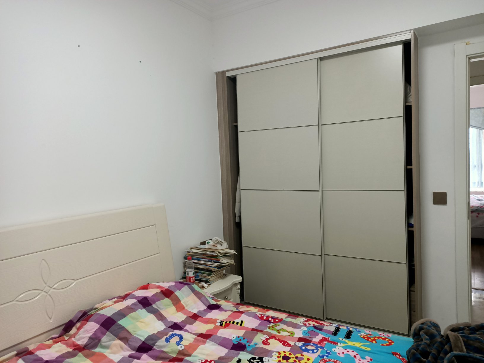 新八中附近逸景轩小区电梯好楼层南北通透 128平三房两厅两卫