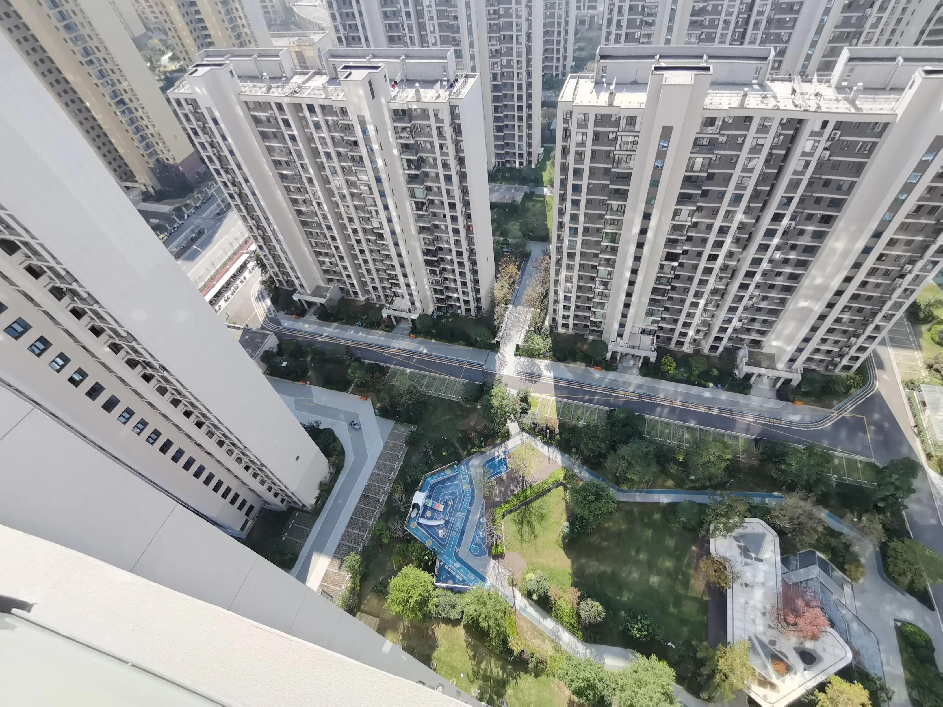 城南，吾悦广场，毛坯大三房，单价6000，带充电车位，好楼层，