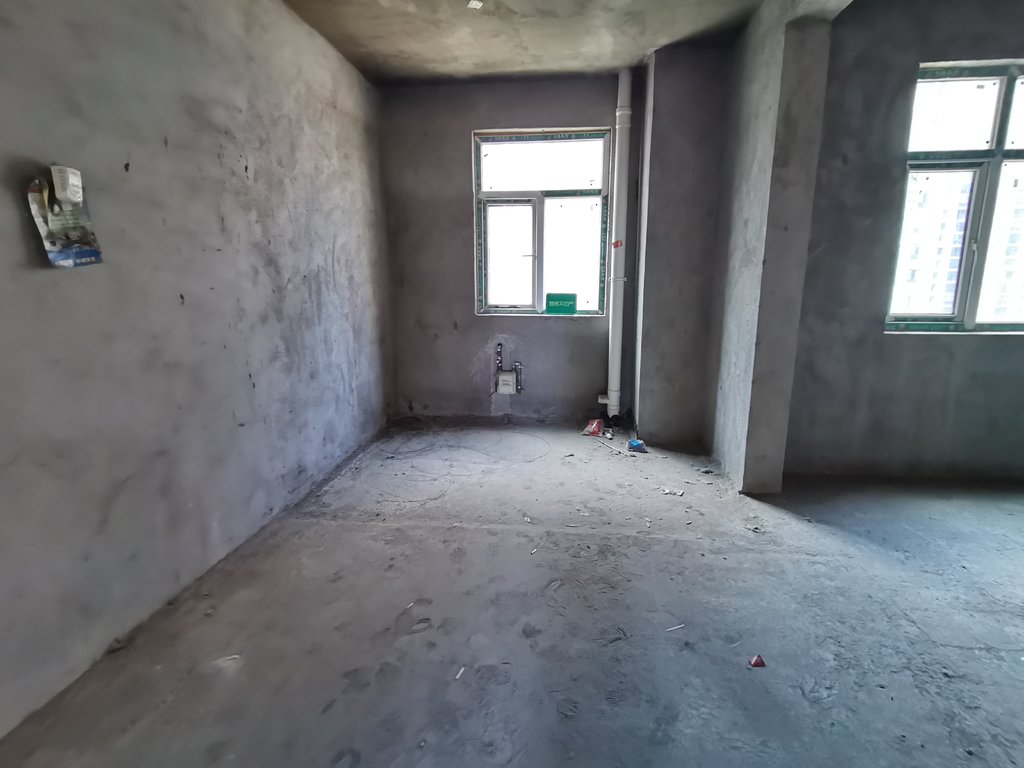 新三中对面元泰未来城好房来啦户型方正通透，娃儿上学近，业主诚意出售