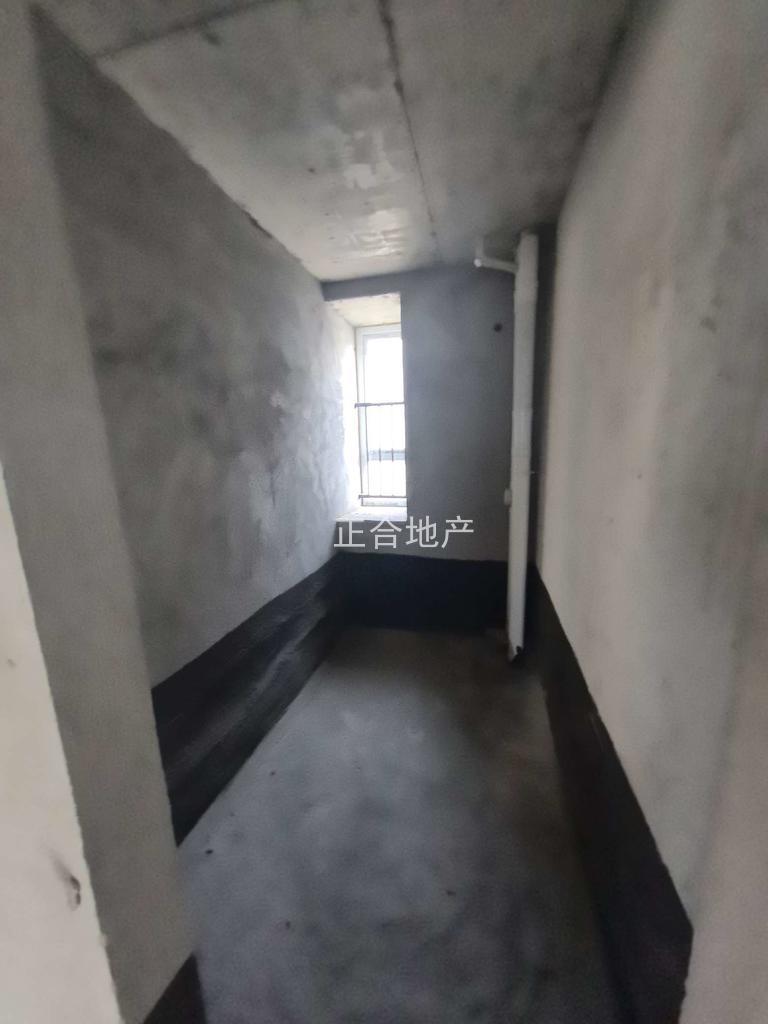 城南，蓝天花园，小高层，纯边户，好楼层12楼，带拐角大阳台，单价只要6400，一梯一户