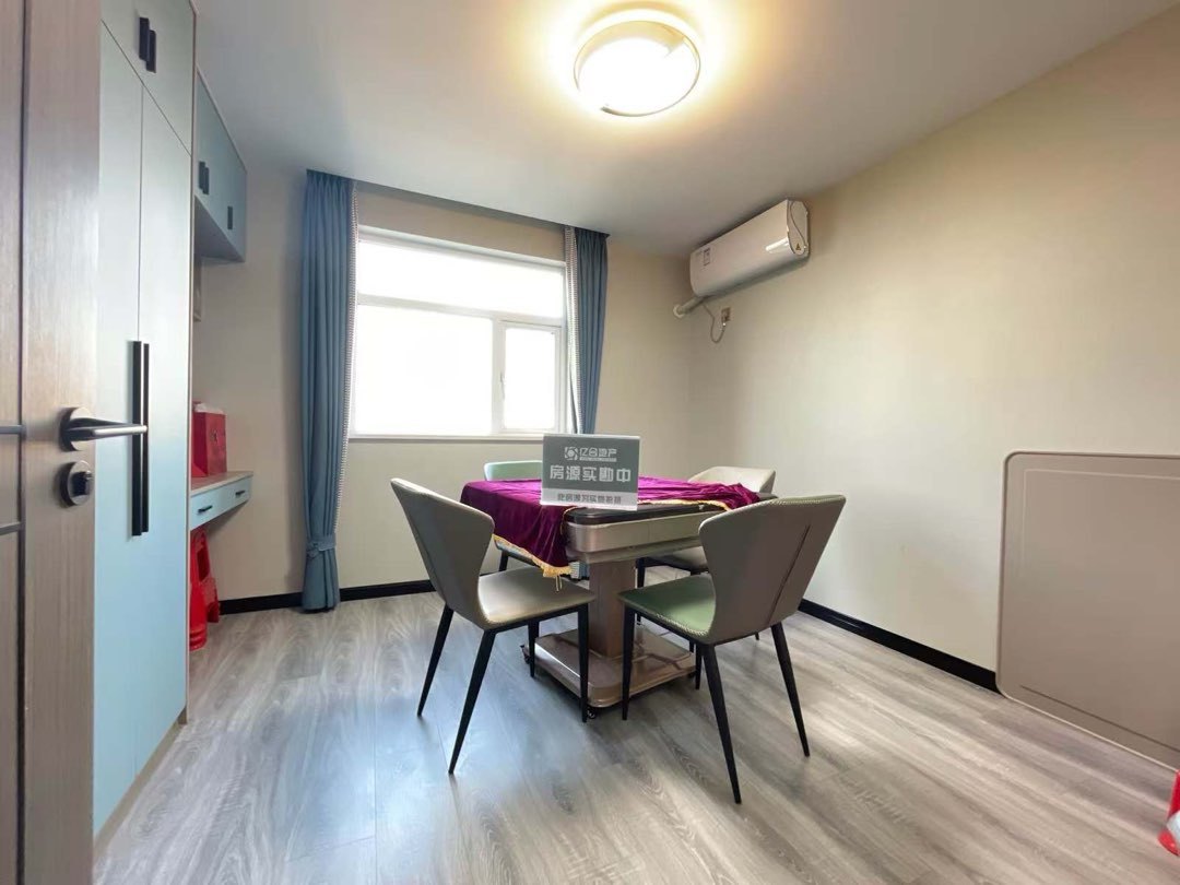 降价了，沔街头上，润泽天下，9.9成新，精装3房2卫，拎包即住。满二，好楼层