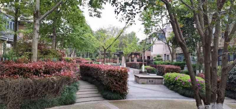 急售…绿地华庭天然氧吧，上下分层两户进出，产权面积254平米，使用面积315平米。