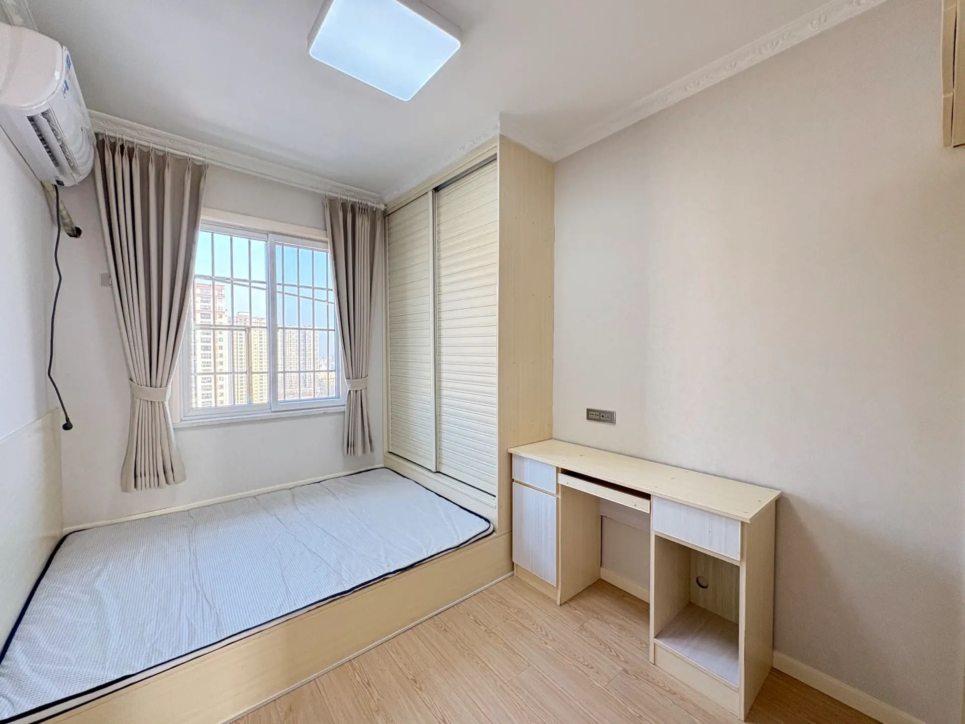 一中对面，翰林公馆，精装3房2卫，南北双阳台，​东边户，单价4600