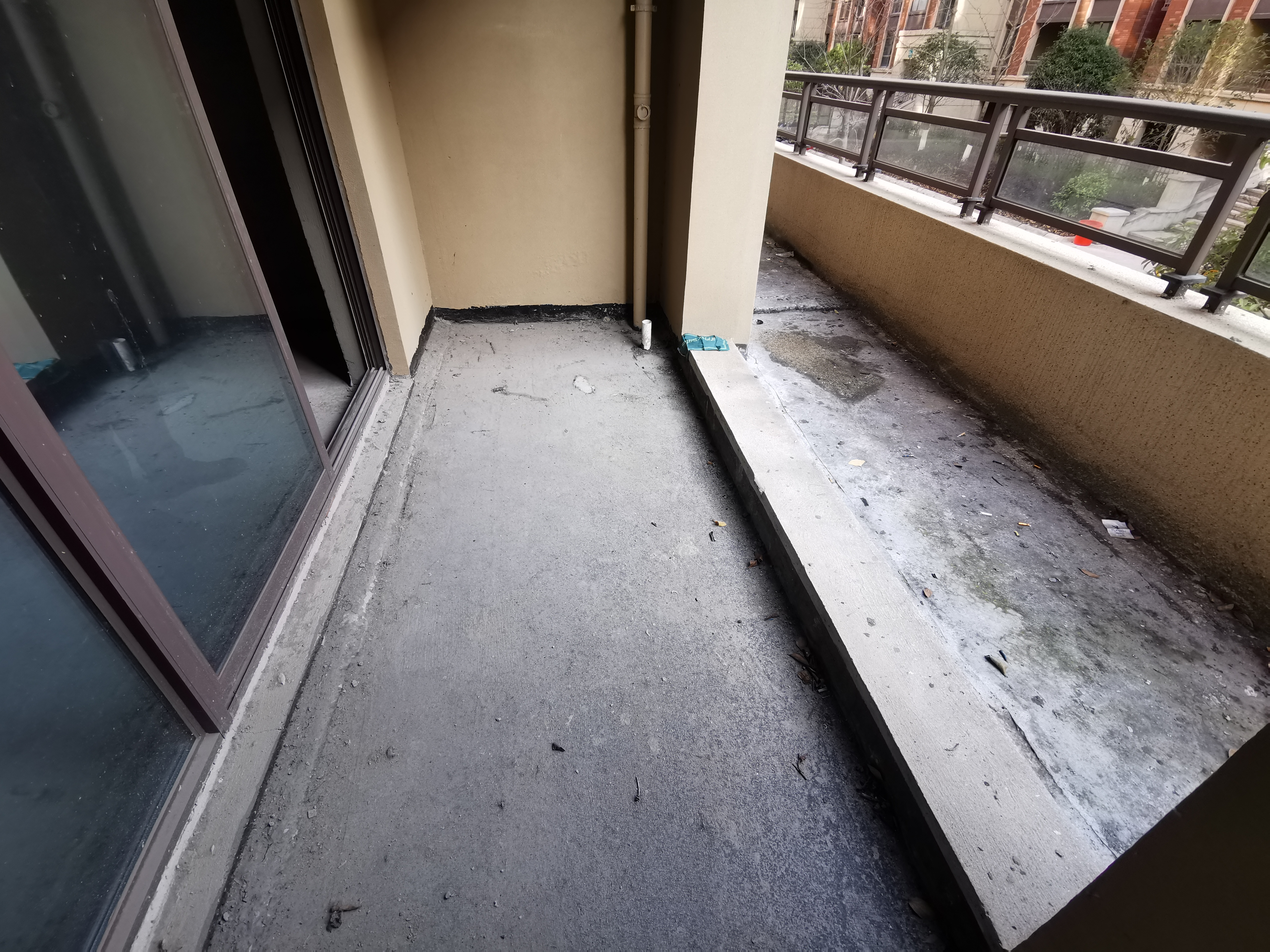 绿地香格里拉复式楼带大院子南北通透赠送阳台多看房方便诚心卖还有车库26平出售