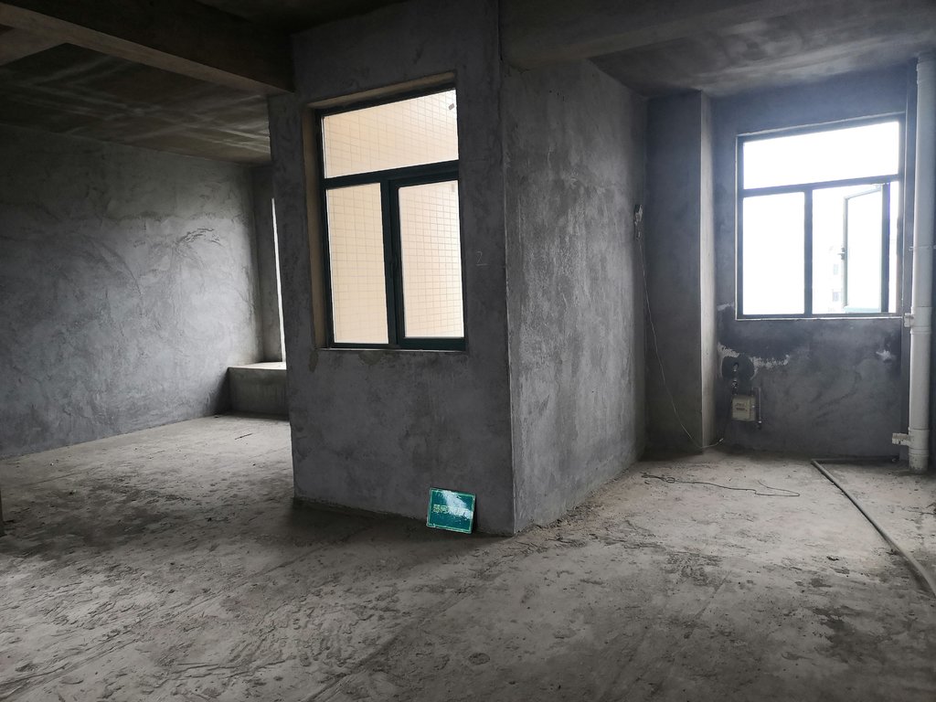 新城一号四期.毛坯四房.南北通透.看房方便