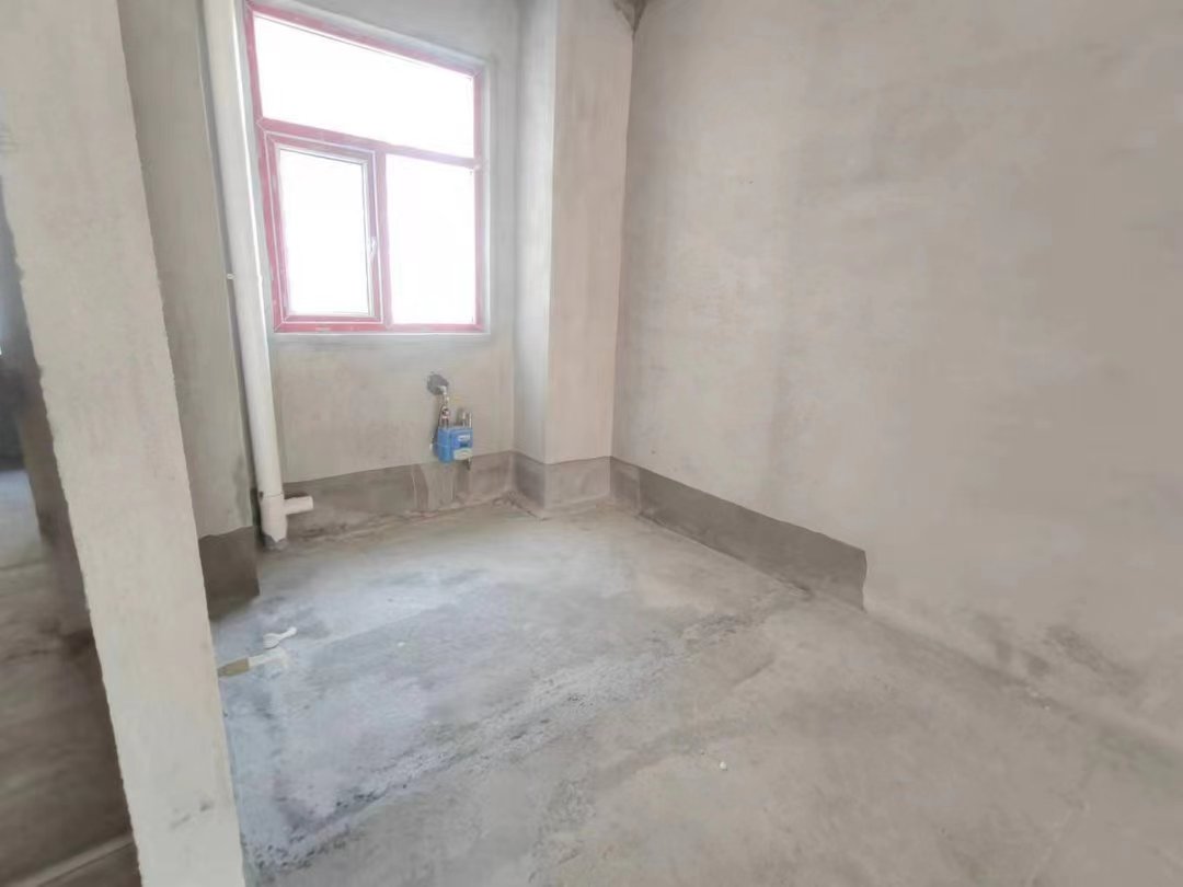 风和日丽.毛坯三房.中间楼层.业主急卖.看房方便