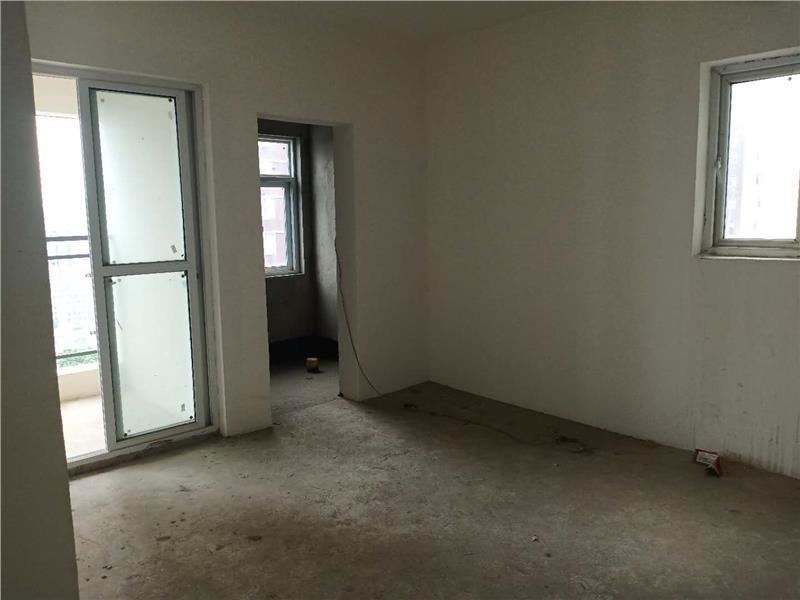 急售！城南福星城毛坯三房出售，电梯好楼层，看房方便！