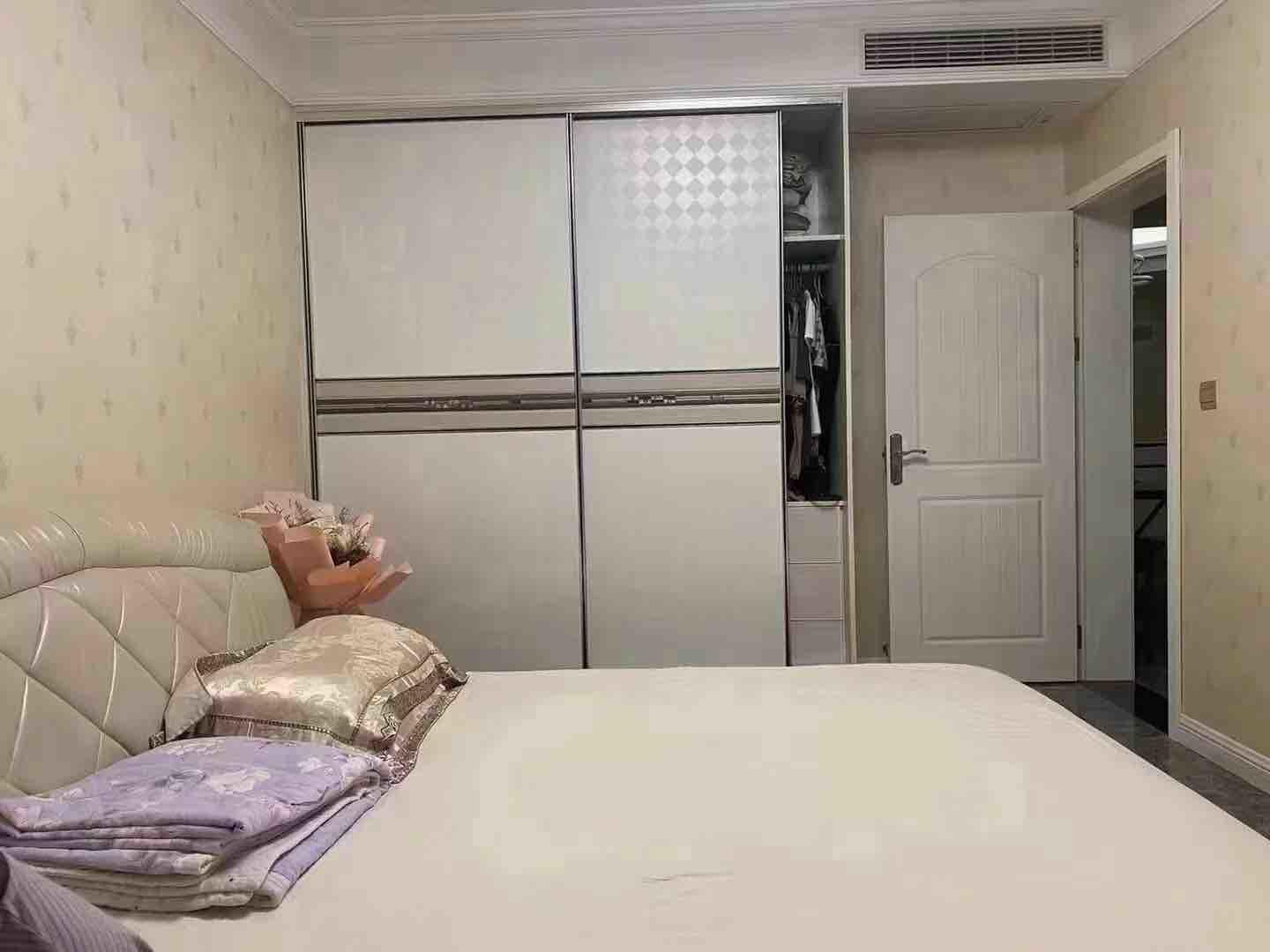 亏本出，新城壹号精装三房，成色新，证满二，诚心可谈，配套齐全，采光视野好