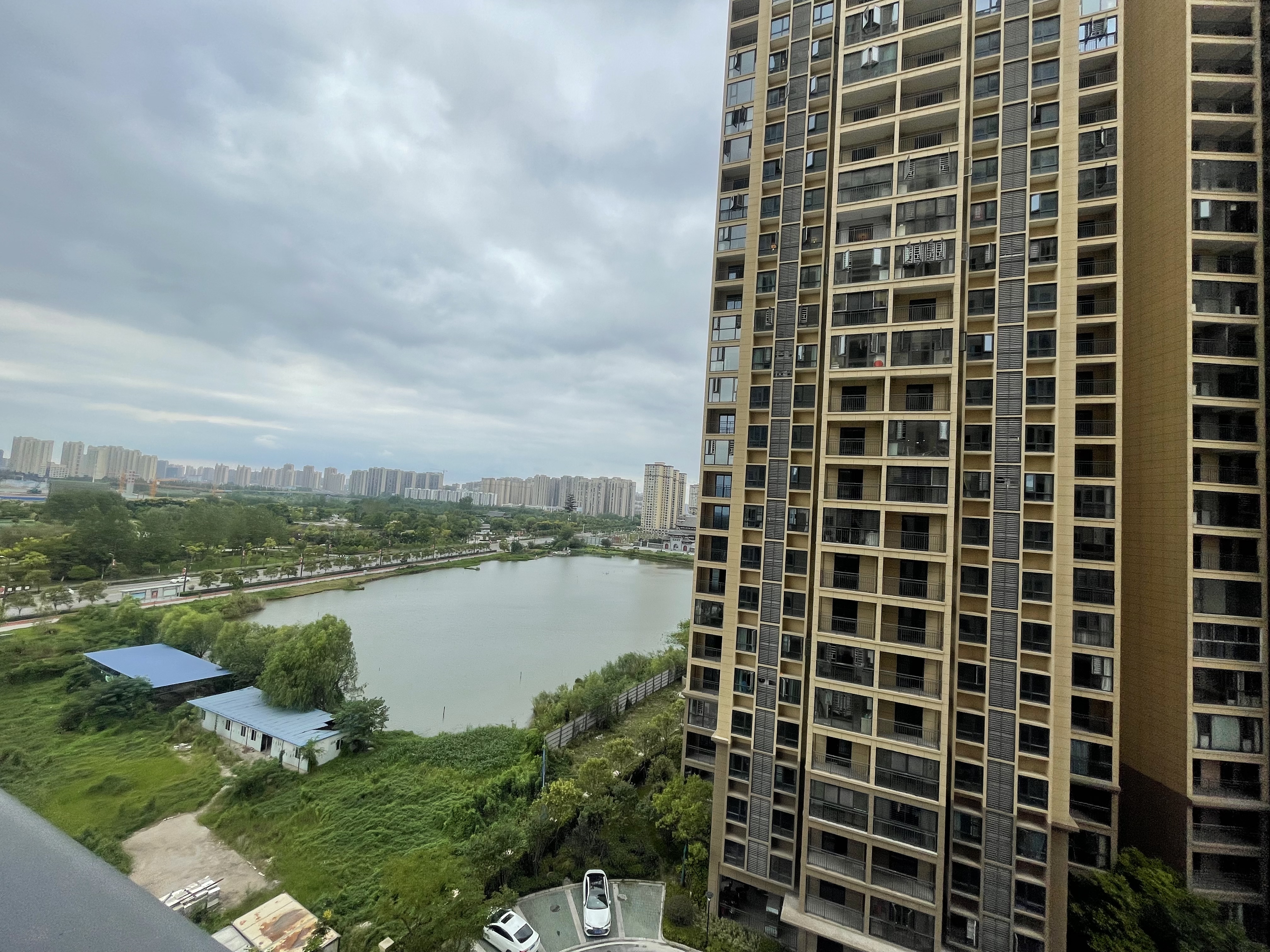 森林国际.毛坯大三房.户型端正.楼层好.采光好