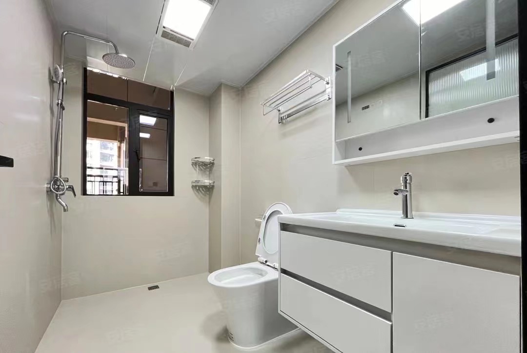 52，亏本急售，城南，全新精装三房，包车位包过户，中间楼层，三开间朝南