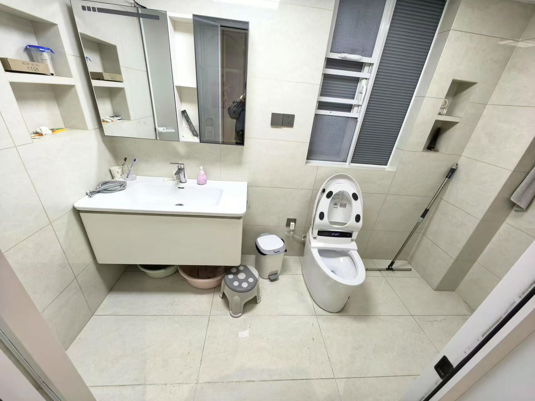 城南，蓝天新城，精‮三装‬房‬两卫，全‮中屋‬央‬空调，‮车带‬位，证满二