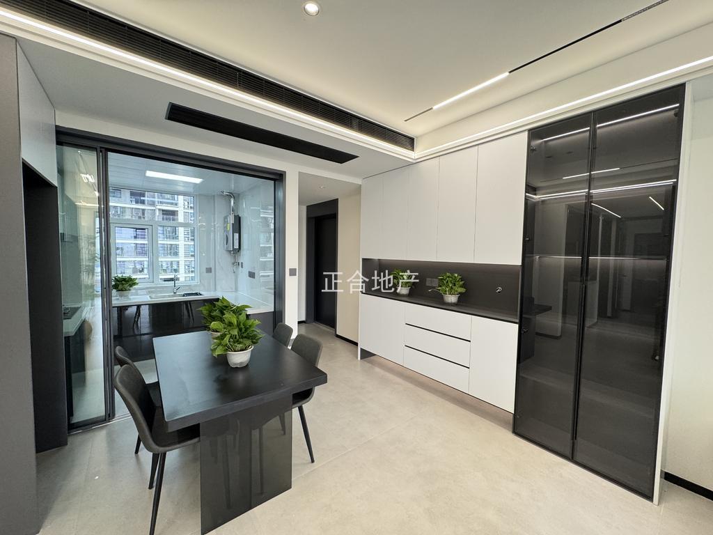 诚心出售，风和日丽，全新装修，电梯好楼层13楼，证满二，南北通透