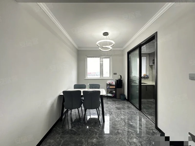 城西，满庭春，精装四房两卫，单价5100，证件满两年，家具家电全送