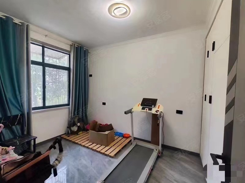 177，城南，人民医院对面，精装大3房，步梯2楼，0公摊，成色新，附近荣怀，新沔中