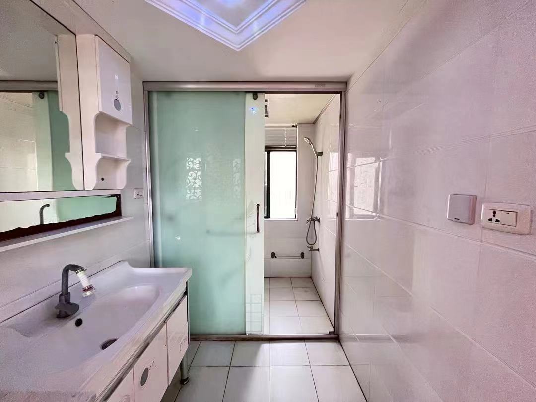 新城一号.精装三房.下楼就是薛晓.证件满二.看房方便