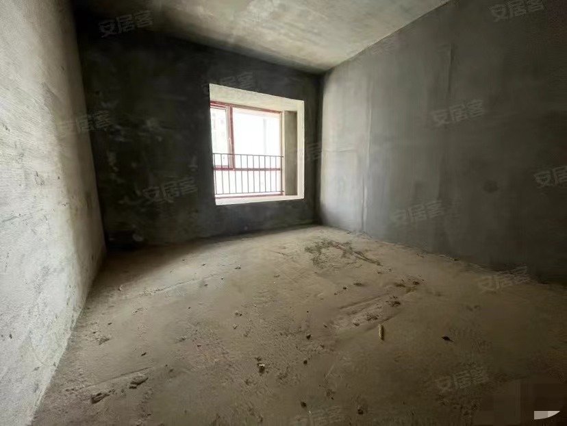 风和日丽，单价4800，毛坯急售，房子带一个入户花园，电梯好楼层，码上满二