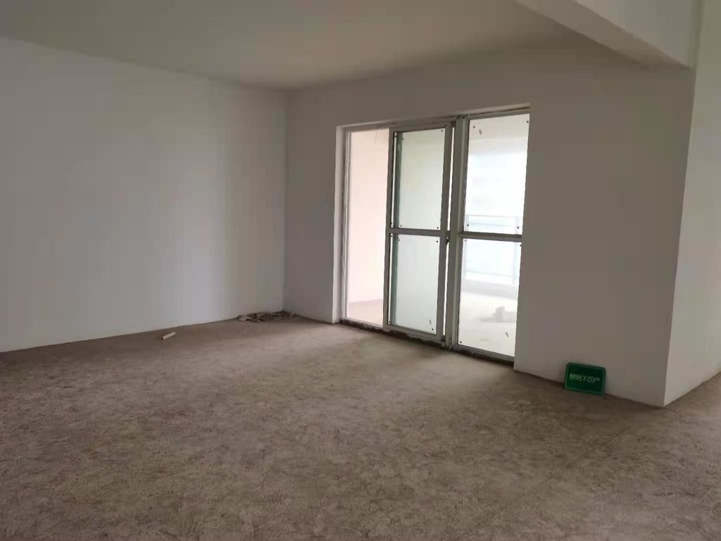 福星城，毛坯大三房，户型方正，小学高中都在旁边，楼层超好！