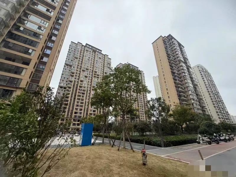 吾悦旁，朝阳丽景，12楼，单价6字头，大阳台，毛坯三房