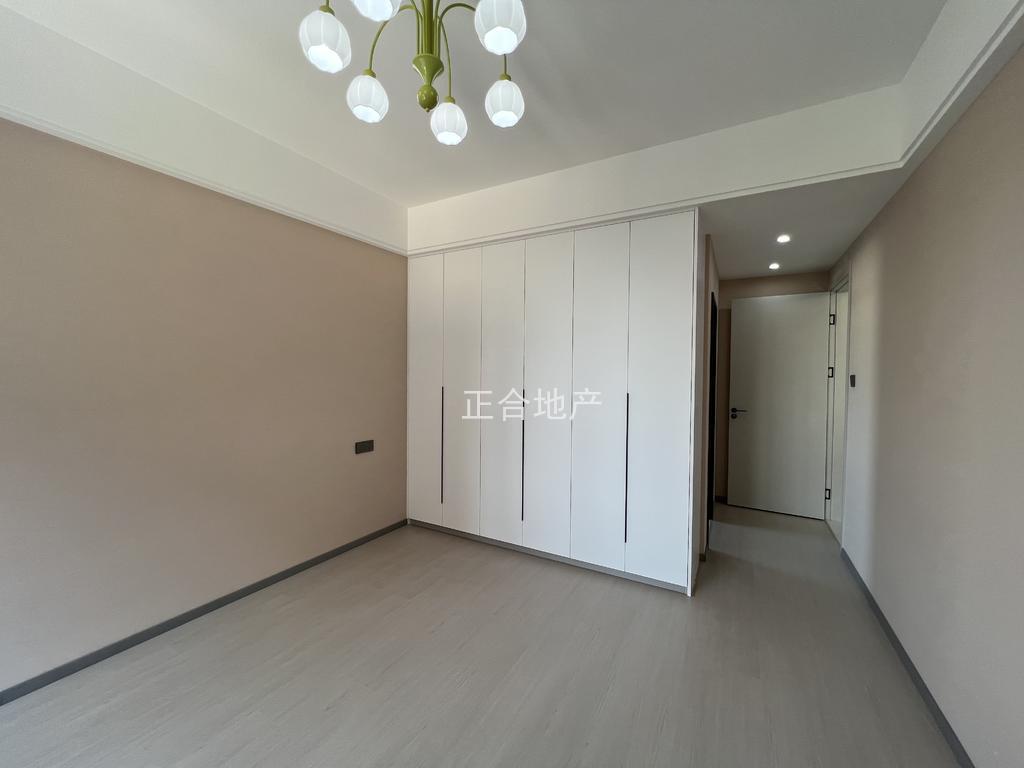 降价了，业主诚心出售，城西大盘，时代天骄，全新小高层，精装三房，一天未住，单价4900，证满二