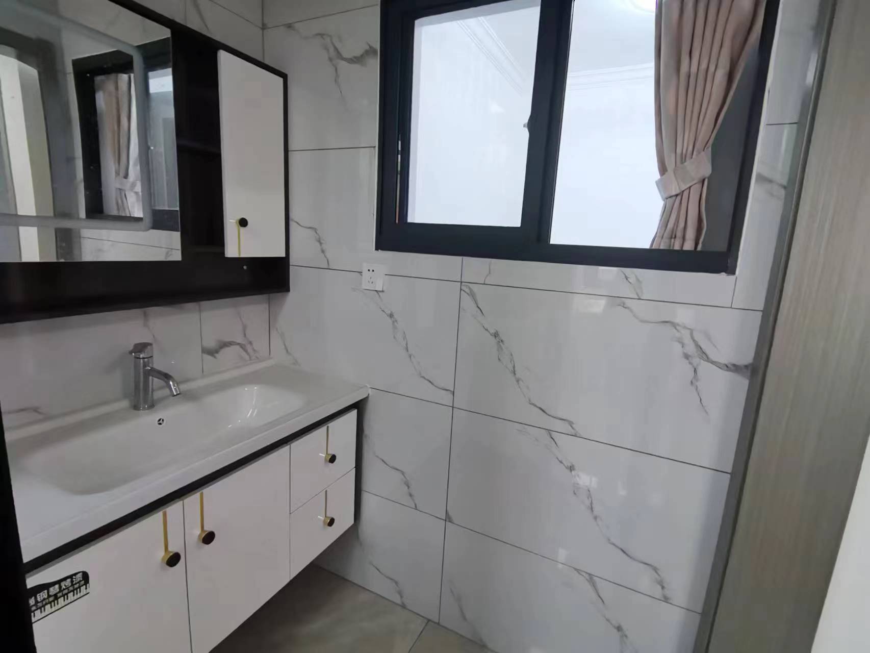 一建宿舍商城附近三钟旁边热闹凡华的位置全新装修