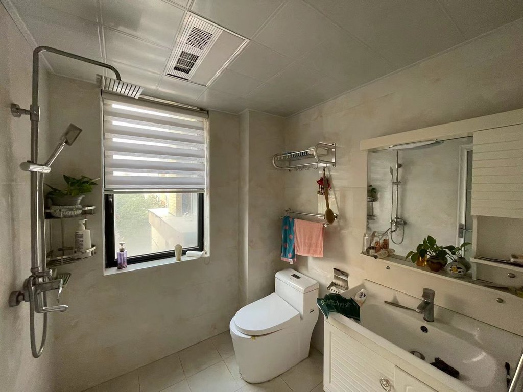 绿地香格里拉，小区环境好，大阳台。保养新，看房方便，拎包入住