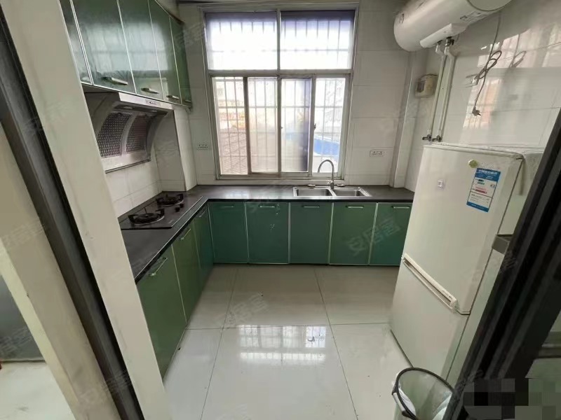 270，仙桃一中附近，福星城东门，步梯三楼楼龄新，有出场好停车，成色新，精装三房