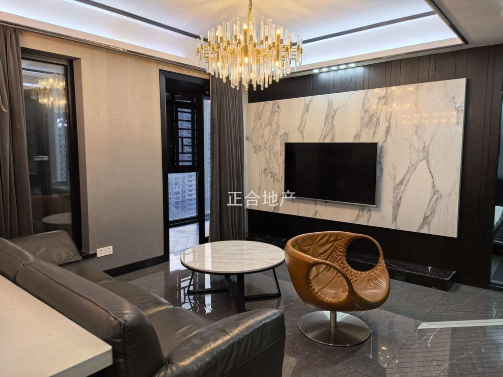 森林国际湖景房，电梯中间楼层，边户，精装三房两厅两卫 ，成色很新，业主诚心出售,全屋中央空调，地暖