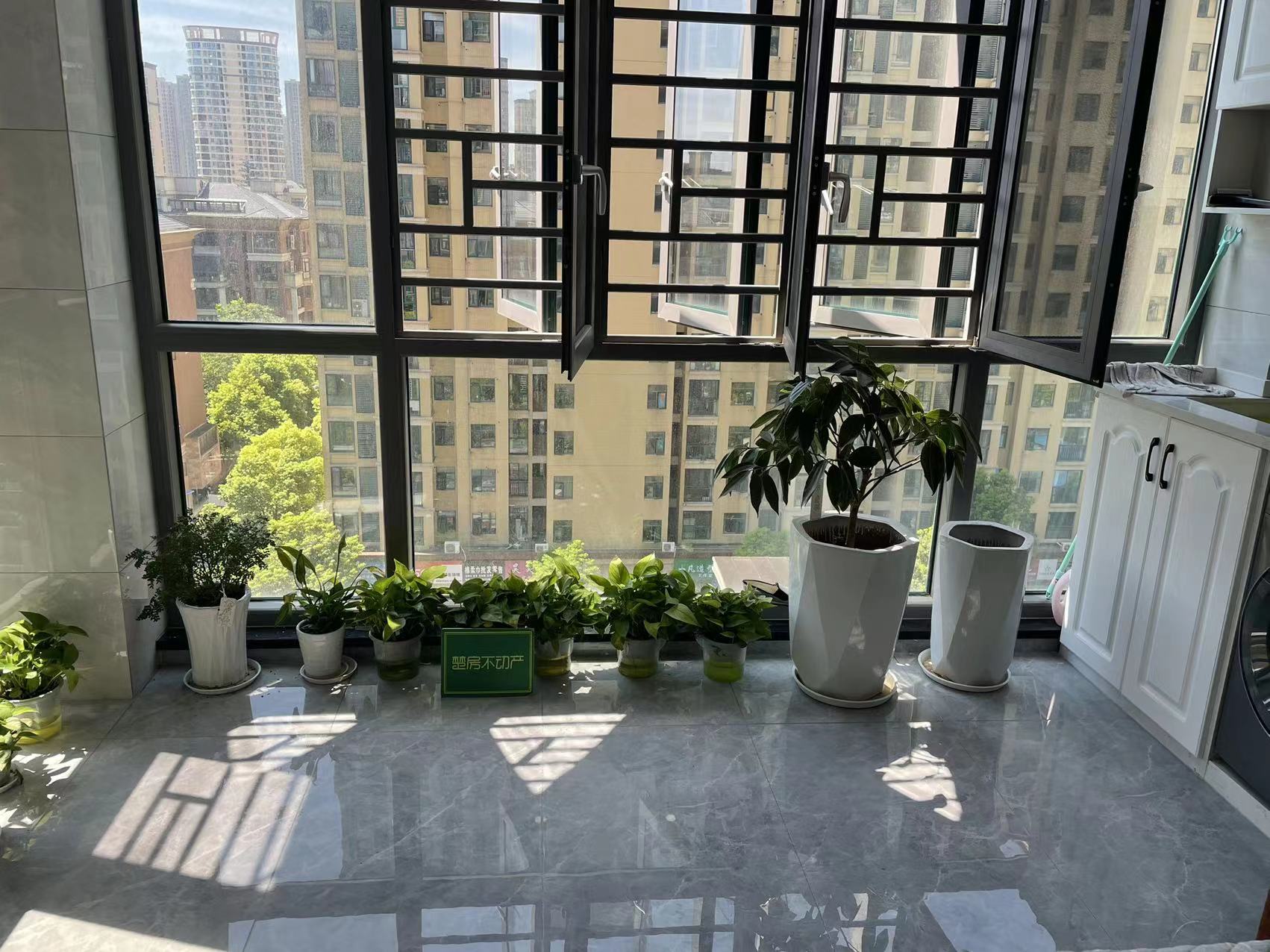 新城一号一期，送车位，晓學门口，全新装修，拎包入住，证满二，采光好，视野好，小区环境好