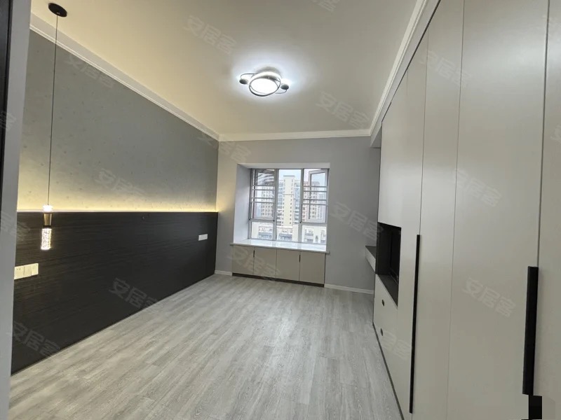 森‮国林‬际城北苑，全新精‮三大装‬房‬两卫，带车位，​房东‮住自‬装修，一‮未天‬住，电梯中间楼层，南北通透