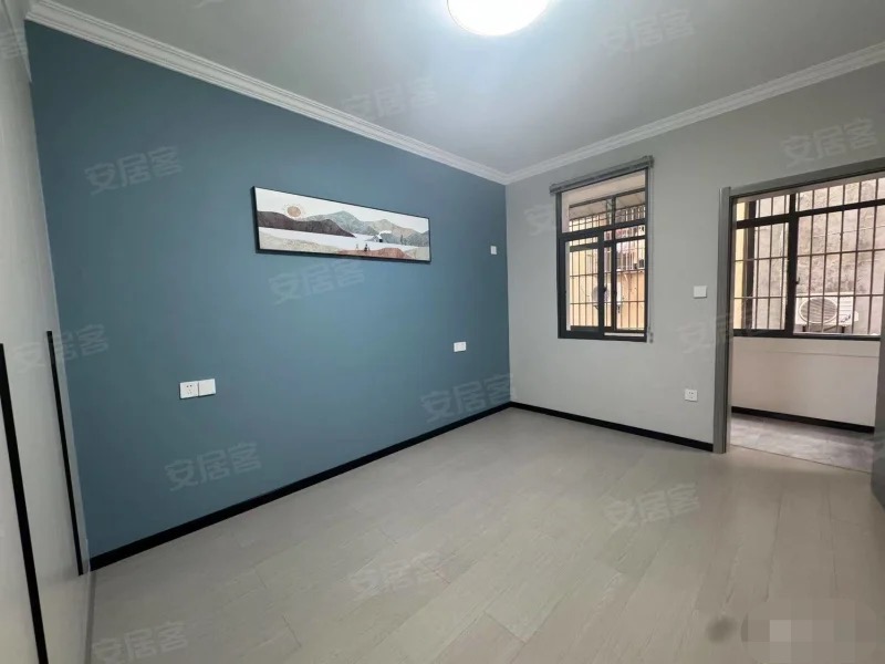 ？203，捡漏，老三中旁，，精装大三房，步梯二楼，户型方正，南北通透