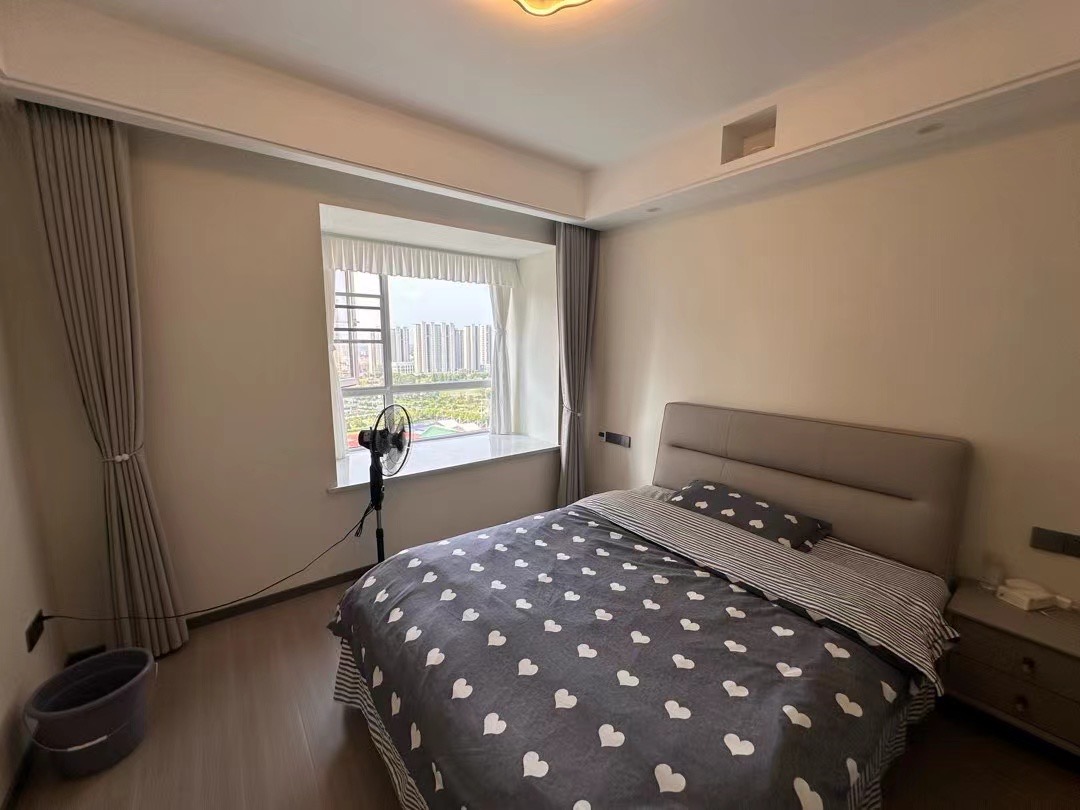 130，森林国际，精装三房，19楼好楼层，9.9成新装修，拎包入住单价只要6000+，二中二小正对面