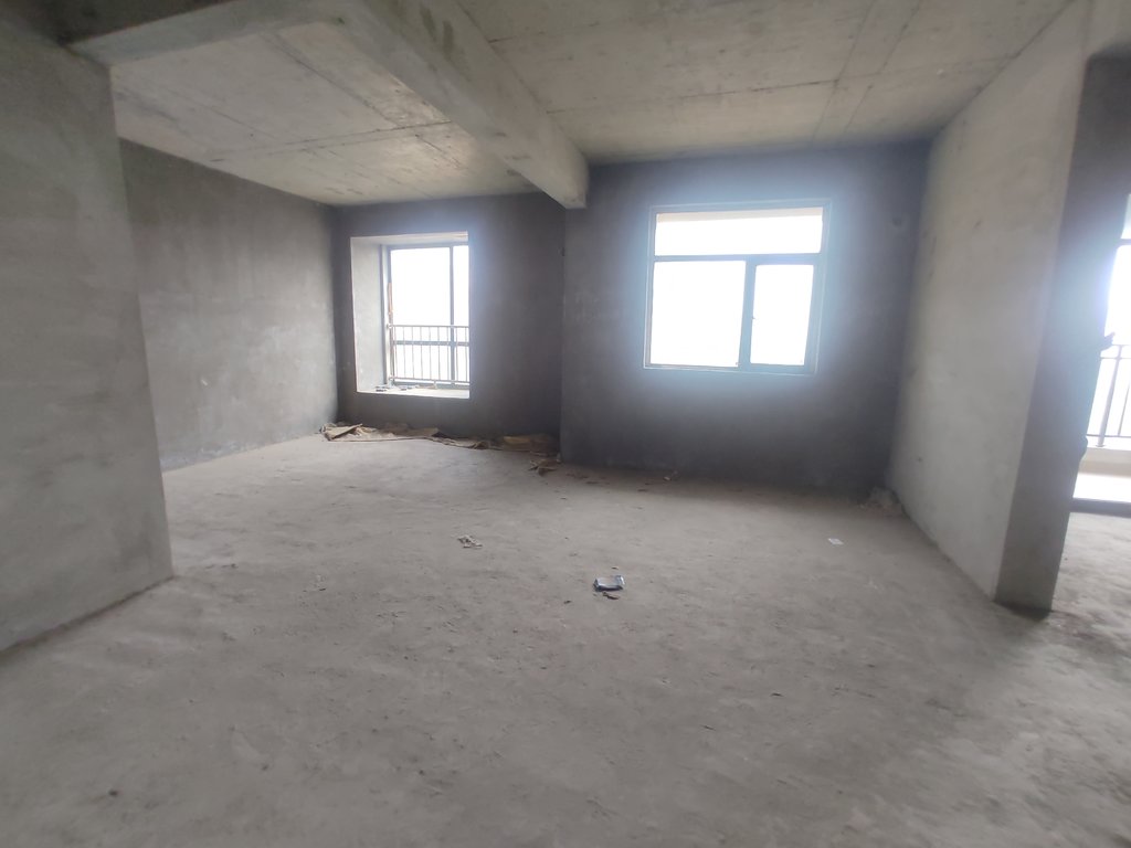 新城一号五期.毛坯三房送路户花园.三开间朝南.看房方便