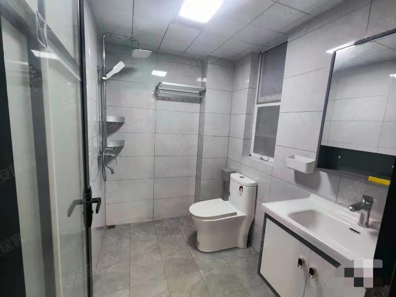 255，商城老三中旁，三合鑫城，99成新，精装三房，单价5500，带大露台电梯好楼层15楼