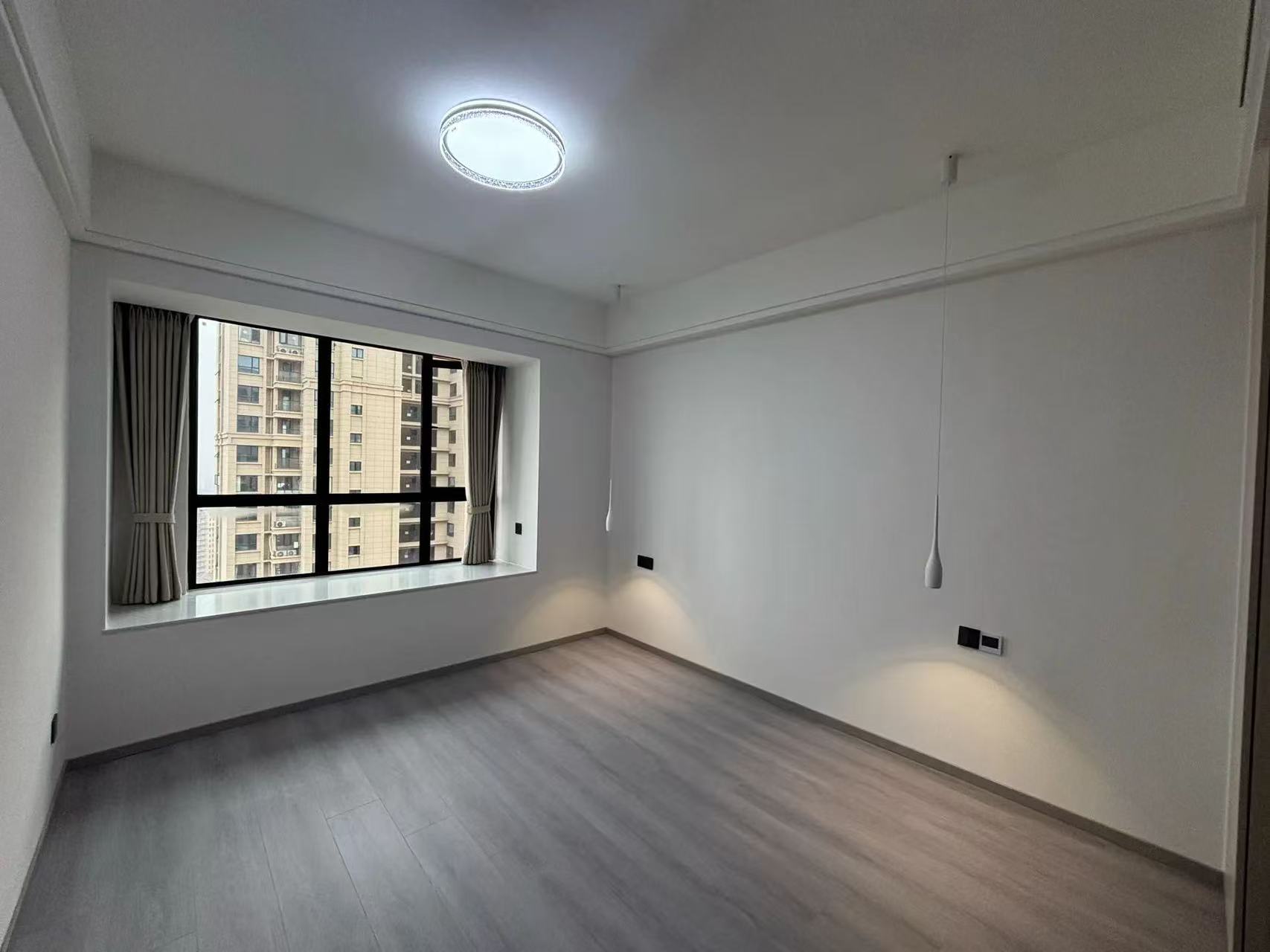 降价了，城南，御湖世家，电梯好楼层，全新精装三房，单价5500，证满二，全屋中央空调，新三中